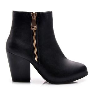 Parádní černé kotníčkové dámské boty s módním zipem obraz