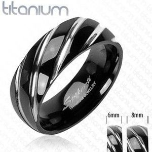 Titanový prsten černé barvy - úzké šikmé zářezy ve stříbrném odstínu - Velikost: 49 obraz