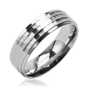 Snubní prsten z chirurgické oceli s matným středovým pruhem a lesklým okrajem - Velikost: 50 obraz