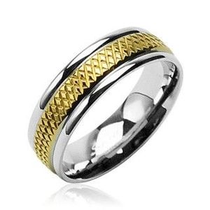 Snubní prsten z chirurgické oceli se středovým zlatým kosočtvercovým pruhem - Velikost: 50 obraz