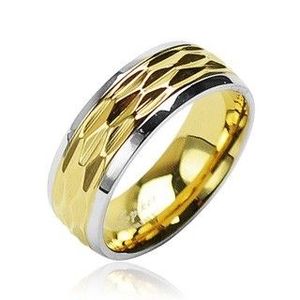 Ocelový prsten - zvlněný motiv zlaté barvy - Velikost: 49 obraz