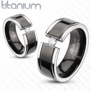 Prsten z titanu - černý pás, zirkon - Velikost: 49 obraz