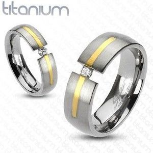 Titanový stříbrný prsten - zlatý proužek, zirkon - Velikost: 49 obraz