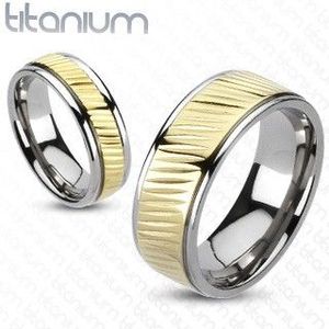 Prsten z titanu - pozlacený pás s diagonálním vroubkováním - Velikost: 55 obraz