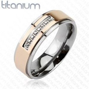 Prsten z titanu růžovozlaté barvy s řadou zirkonů - Velikost: 49 obraz