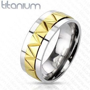 Titanový prsten s cik-cak vzorem zlaté barvy - Velikost: 62 obraz