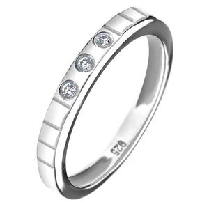 Stříbrný prsten 925 - tři vsazené zirkony, gravírované linky - Velikost: 49 obraz