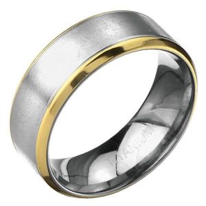 Prsten z titanu - matný stříbrný pás s vroubky a zlatý lem - Velikost: 64 obraz