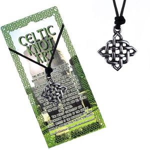 Šňůrkový náhrdelník s přívěskem - lesklý čtvercový keltský uzel obraz