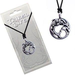 Náhrdelník - kovový kruh s ornamenty, delfín ve vlnách, šňůrka obraz