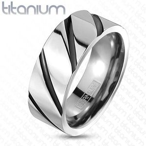 Prsten z titanu - lesklý stříbrný pás, černé šikmé pruhy - Velikost: 48 obraz
