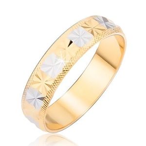Prsten zlatostříbrné barvy s diamantovým řezem a rýhovanými okraji - Velikost: 49 obraz