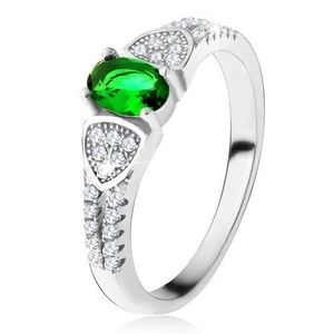 Prsten s oválným zeleným zirkonem, trojúhelníky, čiré kamínky, stříbro 925 - Velikost: 49 obraz