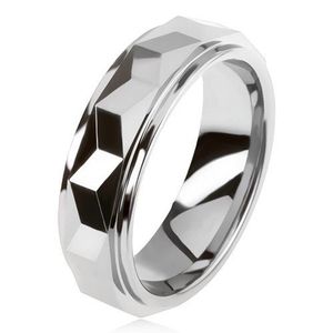 Wolframový prsten stříbrné barvy, geometricky broušený vyvýšený pás - Velikost: 57 obraz