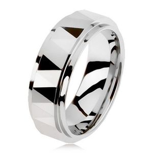 Wolframový broušený prsten stříbrné barvy, trojúhelníky, vyvýšený středový pás - Velikost: 62 obraz