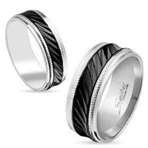 Ocelový prsten stříbrné barvy, černý pruh se šikmými zářezy, vroubky, 8 mm - Velikost: 59 obraz