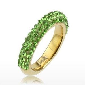 Třpytivý prsten zlaté barvy z oceli, linie světle zelených kamínků - Velikost: 49 obraz
