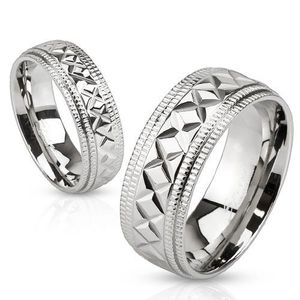 Lesklý ocelový prsten stříbrné barvy, vroubky a geometrické zářezy, 8 mm - Velikost: 62 obraz