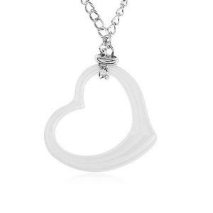 Ocelový náhrdelník stříbrné barvy, obrys bílého keramického srdce obraz