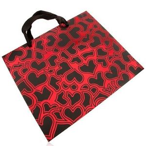 Papírová taška na dárek, tmavě šedá s červenou, lesklé obrysy srdcí obraz