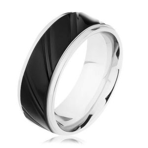 Ocelový prsten stříbrné barvy s černým pásem, šikmé zářezy - Velikost: 57 obraz