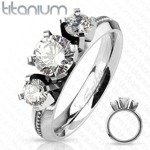 Prsten z titanu, stříbrná barva, tři kulaté čiré zirkony, vysoký lesk - Velikost: 49 obraz