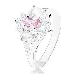 Blýskavý prsten ve stříbrném odstínu, rozdělená ramena, růžovo-čirý květ - Velikost: 49 obraz