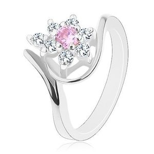 Lesklý prsten ve stříbrném odstínu, zahnutá ramena, růžovo-čirý kvítek - Velikost: 49 obraz