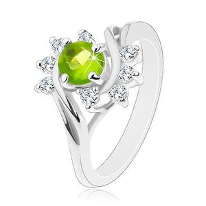 Lesklý prsten se stříbrnou barvou, oblouky z čirých zirkonů, světle zelený zirkon - Velikost: 49 obraz