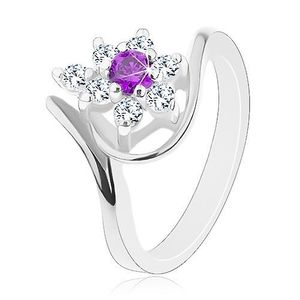 Prsten ve stříbrné barvě, asymetrická ramena, fialovo-čirý zirkonový květ - Velikost: 49 obraz
