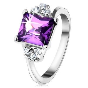 Lesklý prsten se stříbrnou barvou, obdélníkový fialový zirkon, drobné zirkonky - Velikost: 48 obraz