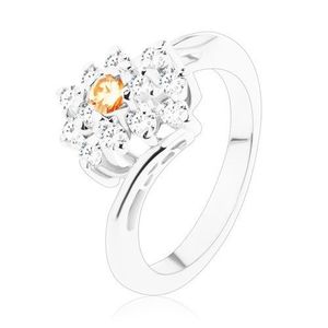 Prsten ve stříbrném odstínu, obdélník se světle oranžovými a čirými zirkony - Velikost: 49 obraz