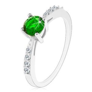Stříbrný 925 prsten, lesklá ramena vykládaná čirými zirkonky, zelený zirkon - Velikost: 49 obraz