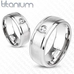 Matný prsten z titanu ve stříbrném odstínu, tenké rýhy a čirý zirkonek, 6 mm - Velikost: 49 obraz