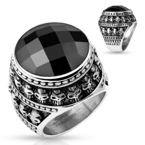 Patinovaný ocelový prsten, černý broušený kámen, obrys z malých lebek - Velikost: 59 obraz