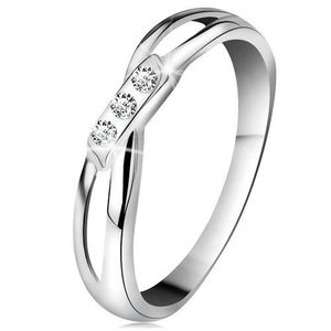 Zlatý 14K prsten - tři kulaté diamanty čiré barvy, rozdělená ramena, bílé zlato - Velikost: 50 obraz