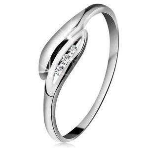 Briliantový prsten v bílém 14K zlatě - mírně zahnuté lístečky, tři čiré diamanty - Velikost: 49 obraz