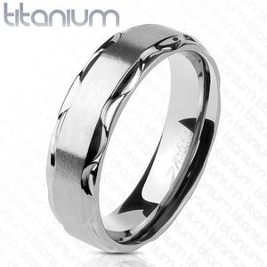 Prsten z titanu s matným středem a lesklými vlnitými okraji, 6 mm - Velikost: 49 obraz