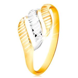 Zlatý prsten 585 - tři vlnky ze žlutého a bílého zlata, blýskavé zářezy - Velikost: 49 obraz