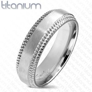Titanový prstýnek ve stříbrném odstínu - středový matný pás, vroubkované okraje, 6 mm - Velikost: 59 obraz