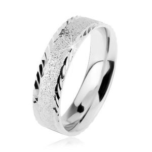 Stříbrný 925 prsten, blýskavý pískovaný povrch, malé šikmé zářezy - Velikost: 49 obraz