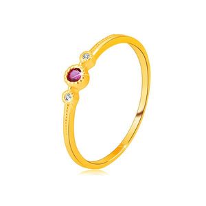 Prsten ze žlutého 14K zlata - červený rubín v objímce, kulaté zirkony, tečky - Velikost: 58 obraz