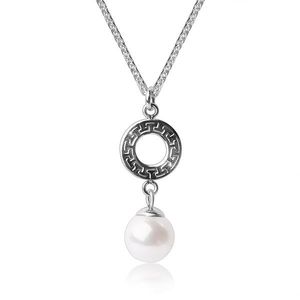 Ocelový náhrdelník - kroužek s řeckým vzorem, perleťová kulička obraz
