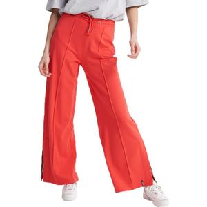 červené jogger kalhoty obraz