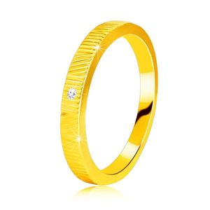 Prsten ze žlutého 14K zlata - jemné ozdobné zářezy, čirý zirkon, 1, 3 mm - Velikost: 49 obraz