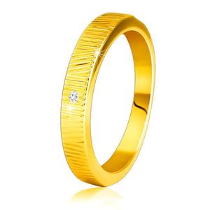 Prsten ze žlutého 14K zlata - jemné ozdobné zářezy, čirý zirkon, 1, 5 mm - Velikost: 49 obraz