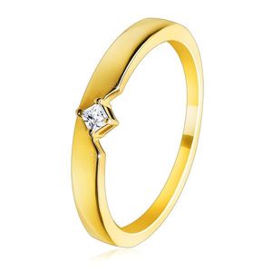 Zlatý prsten z 9K zlata - s výřezem a vystupujícím čtvercovým zirkonem osazeným ve čtyřcípém kotlíku - Velikost: 49 obraz
