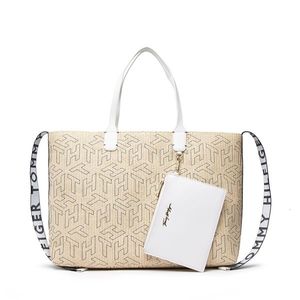 TOMMY HILFIGER Iconic Tommy Beach Tote AW0AW11346 obraz