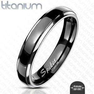 Prsten z titanu - hladká obroučka s vystupujícím černým středem a okraji ve stříbrné barvě, 4 mm - Velikost: 52 obraz