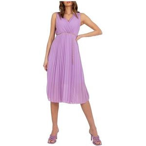 Světle fialové plisované midi šaty s řetízkovým páskem obraz